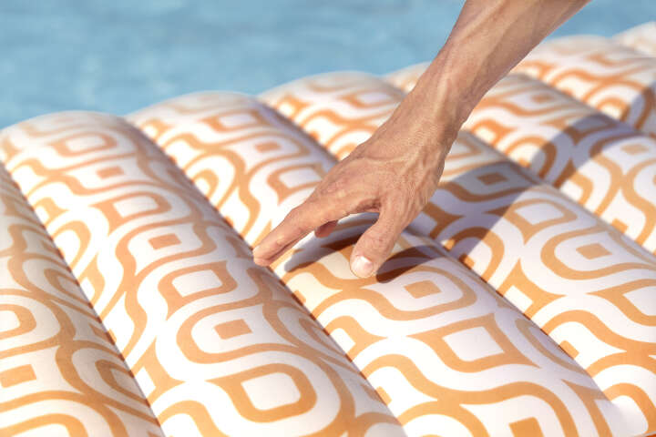 Bestway Pool Luftmatratze mit Kopfteil und Getränkehalter